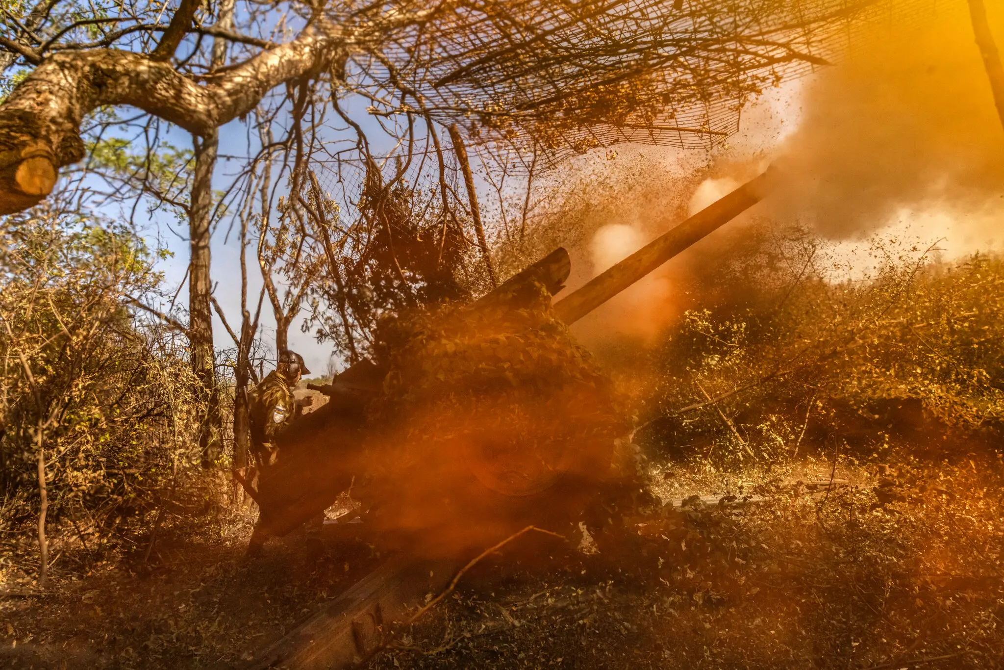 Українські військові з 10-ї гірсько-штурмової бригади «Едельвейс» ведуть вогонь зі 122-міліметрової гармати радянських часів по російських позиціях на околицях Бахмута на сході Донецької області, 4 жовтня